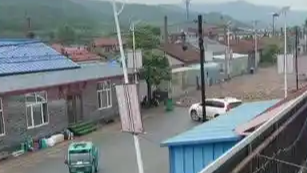吉林汪清洪水裹挟菌包瞬间淹没街道热搜配图