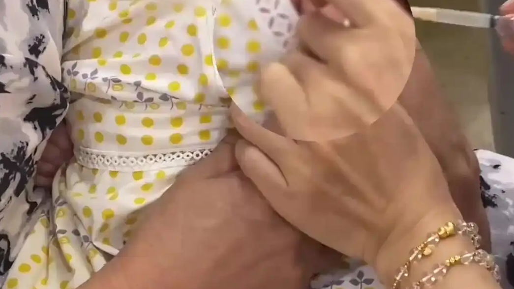 护士戴首饰做美甲为婴儿打针引质疑热搜配图
