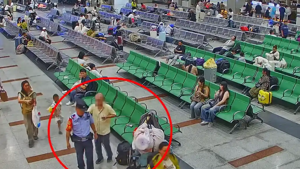 “摸到国徽了 我才不害怕”热搜配图