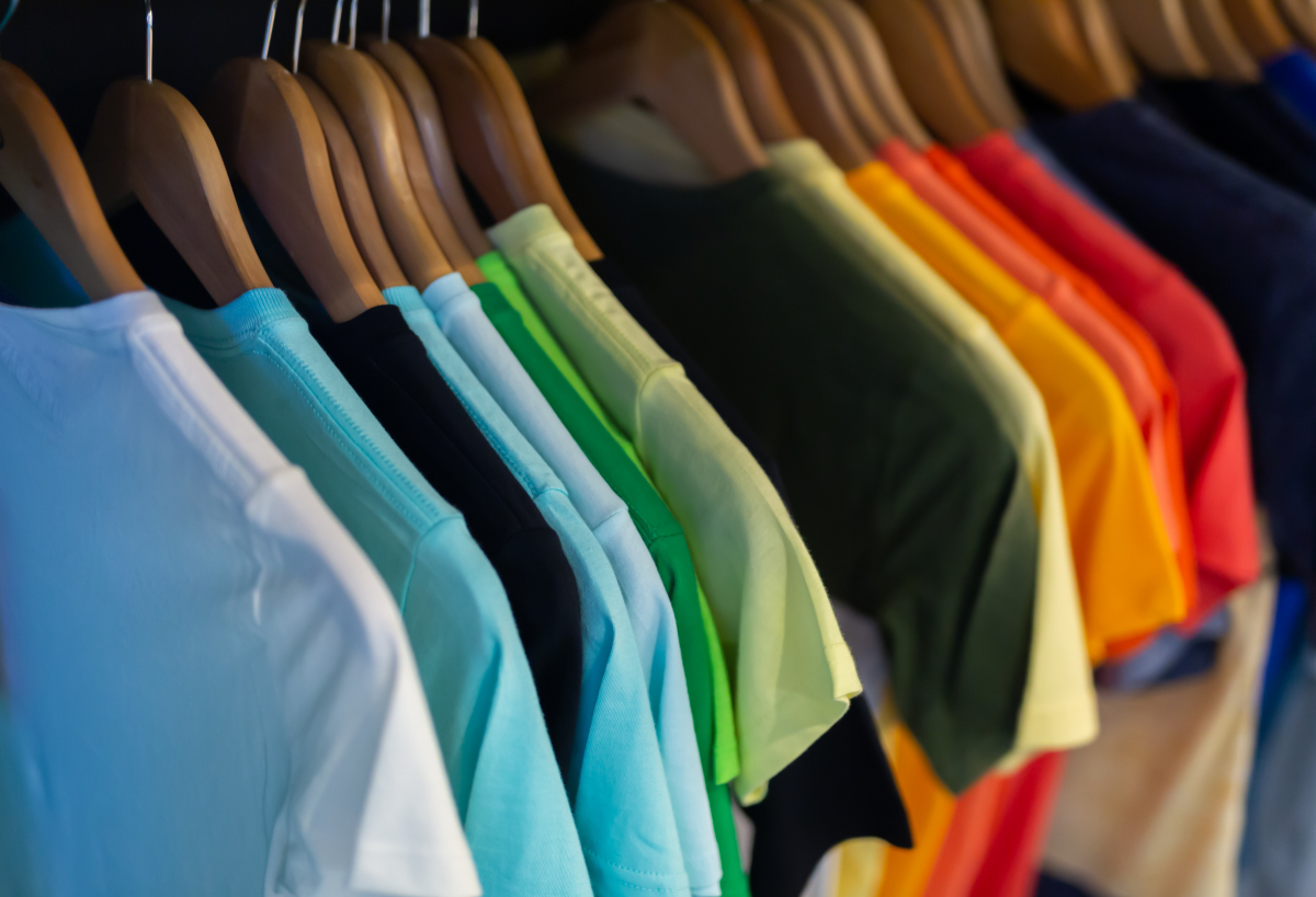 穿什么颜色的衣服最凉快热搜配图
