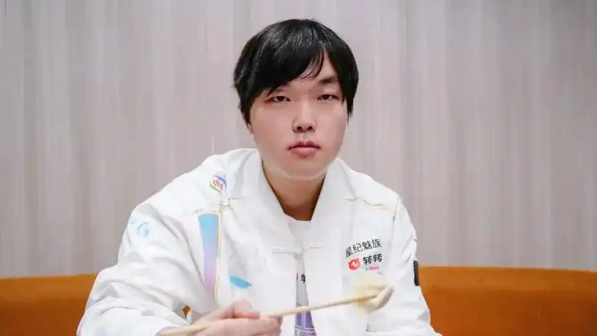 BLG经理辟谣Bin离队热搜配图